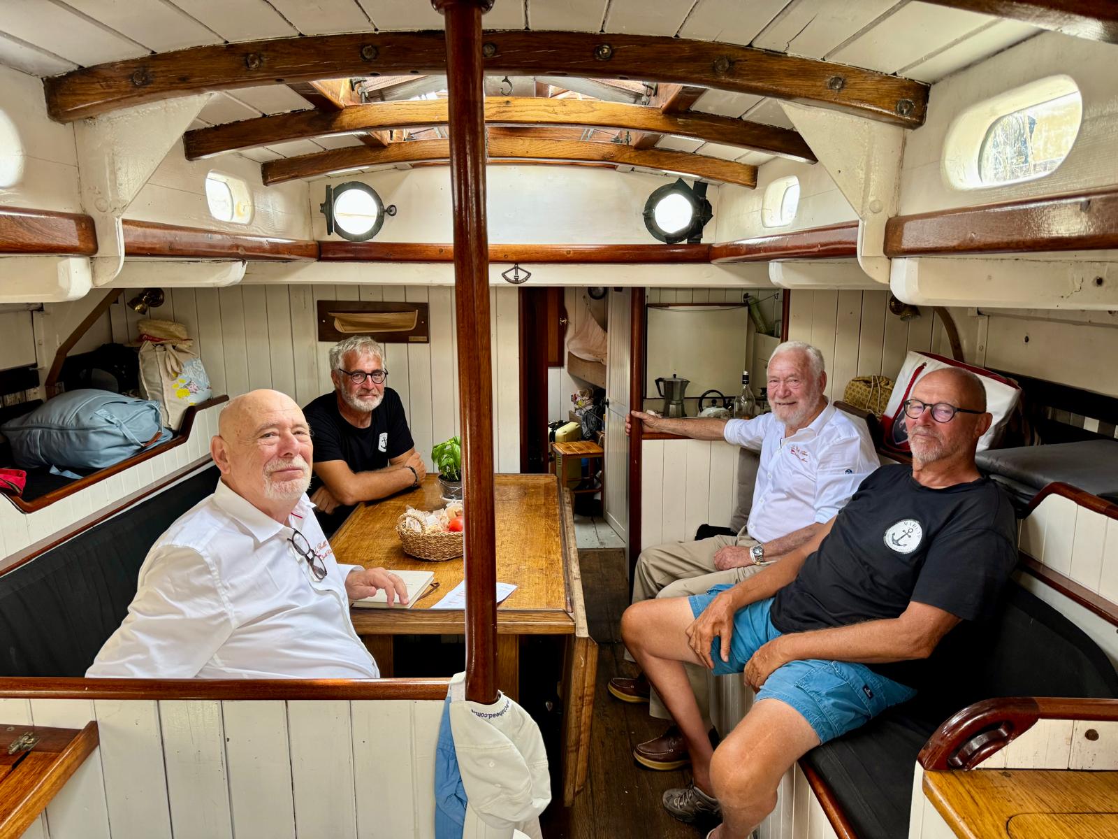 Sir Robin Knox-Johnsto à bord de Cotre Pilote MADCAP 1874
