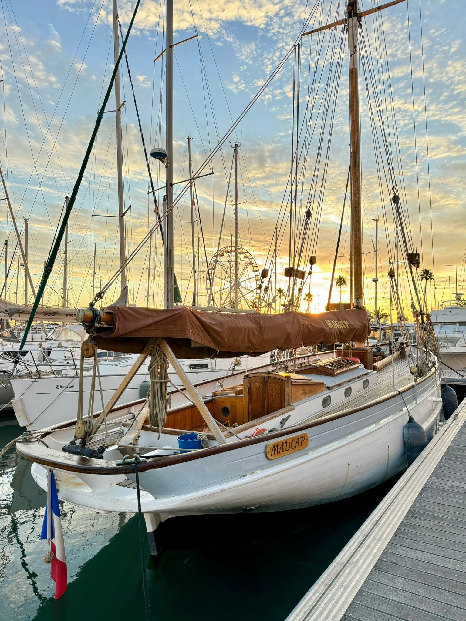 sunset Madcap Voilier cotre pilote historique Canet-en-roussillon